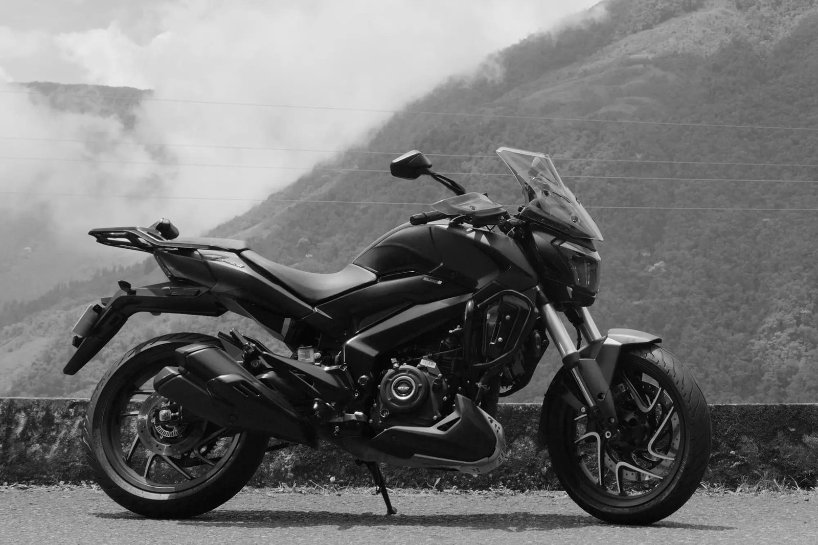 dominar 400 touring blanco y negro