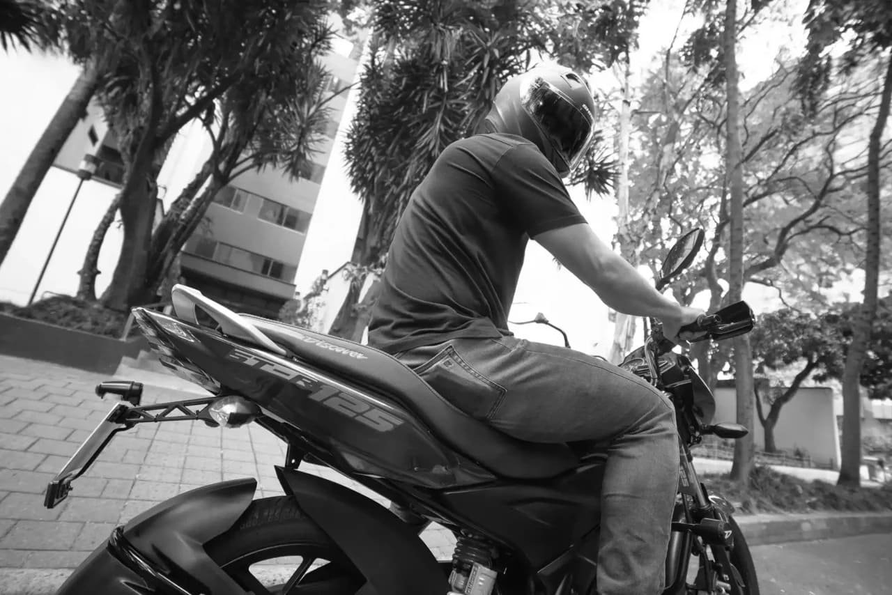 discover 125 sport blanco y negro
